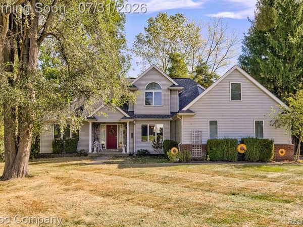 575 Lakes Edge Drive, Oxford Village, Mi 48371