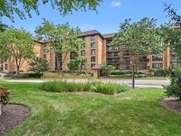 1671 MISSION HILLS Road , Unit 104, Northbrook, IL 60062