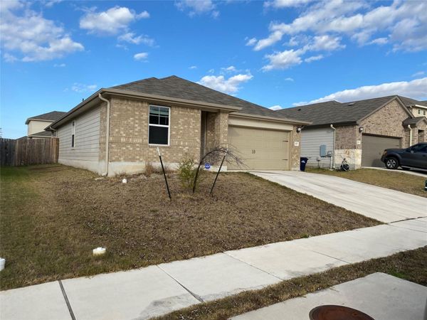 107 Grapefruit RD , Hutto, TX 78634