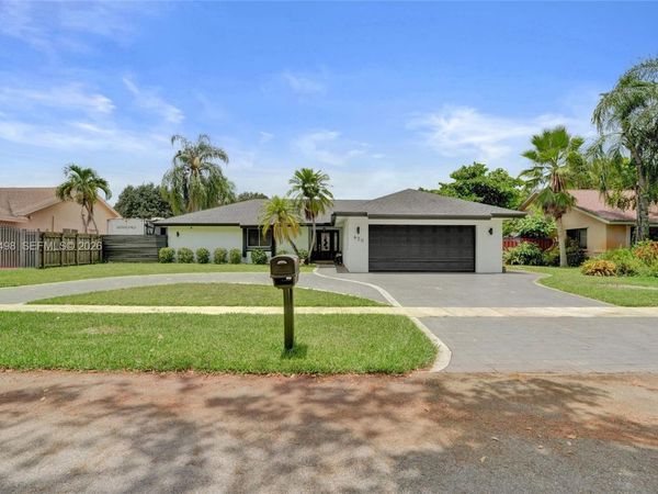 620 SW 100th Ave , Pembroke Pines, FL 33025