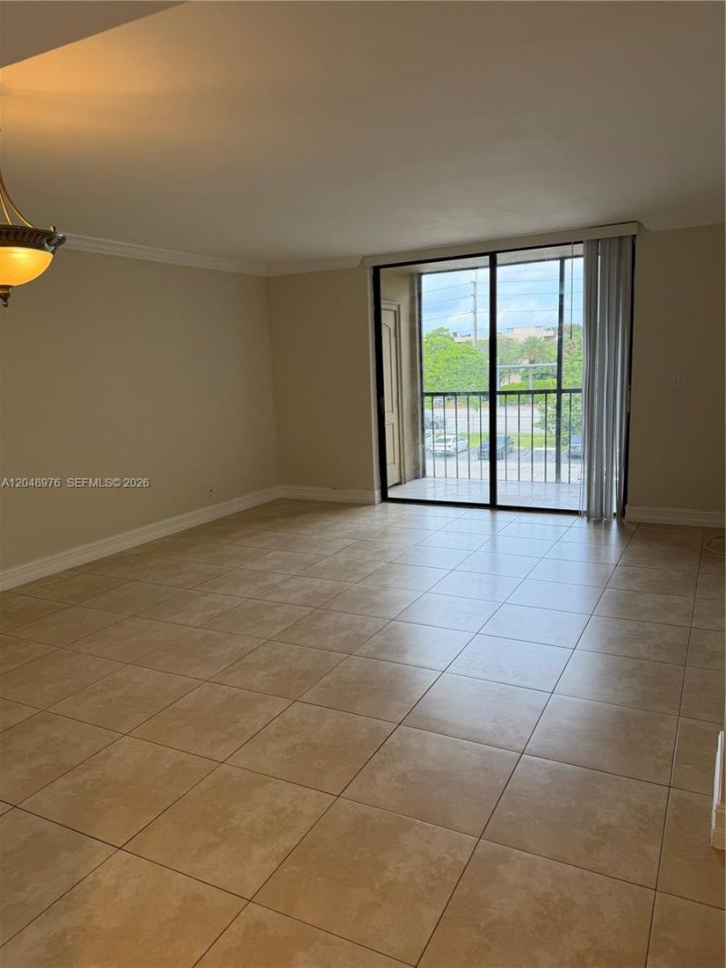 8635 NW 8th St, Unit 303, Miami, FL 33126 Photo