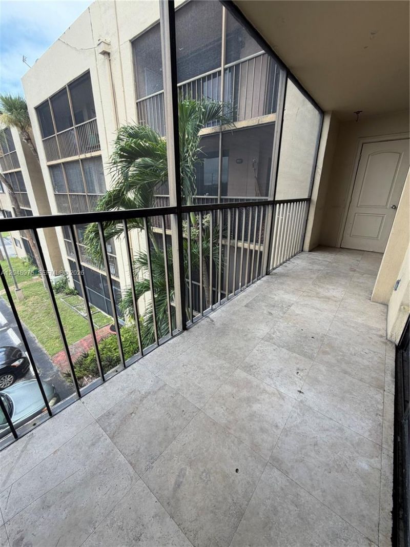 8635 NW 8th St, Unit 303, Miami, FL 33126 Photo