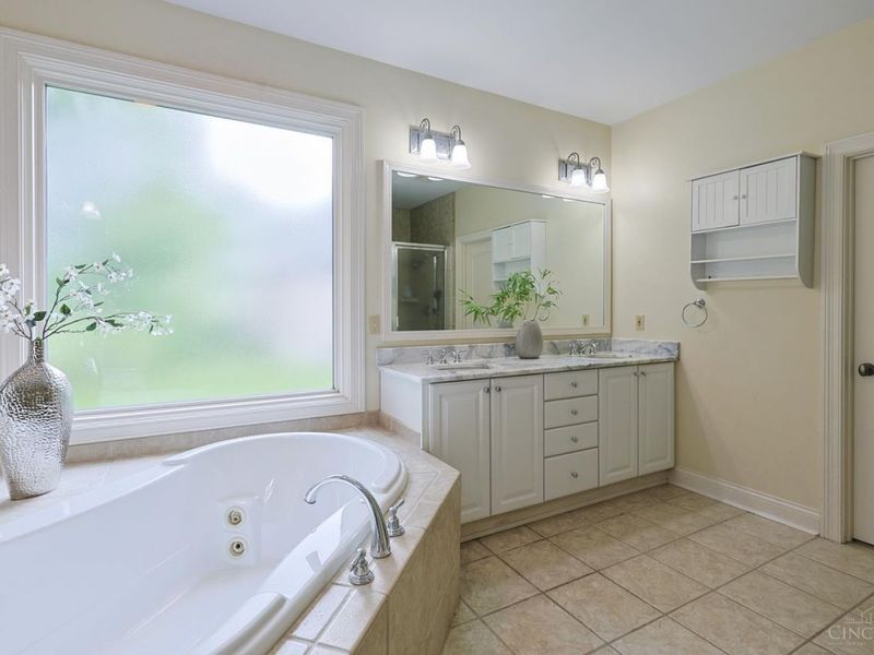 8000 Chinquapin Lane, Indian Hill, OH 45243 Photo 18