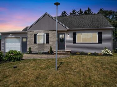146 Dolshire Dr , Syracuse, NY 13212