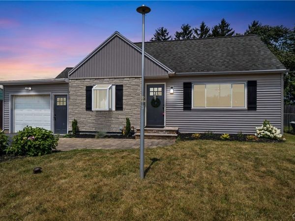 146 Dolshire Dr , Syracuse, NY 13212