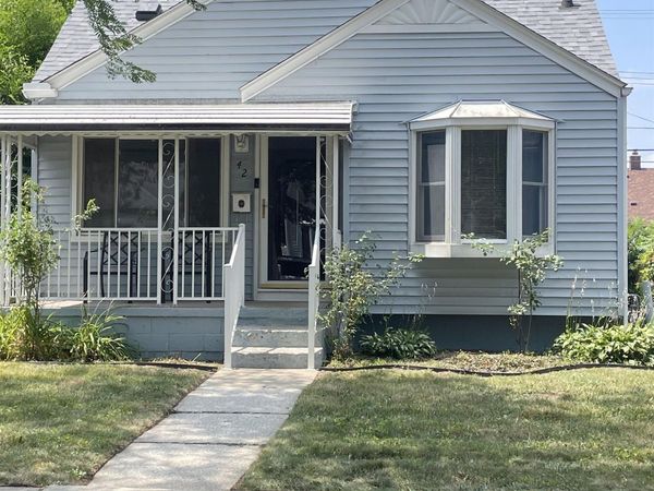 42 Cleveland Street, Trenton, MI 48183