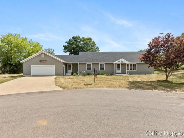 918 Emerald Circle, Lake Odessa, MI 48849