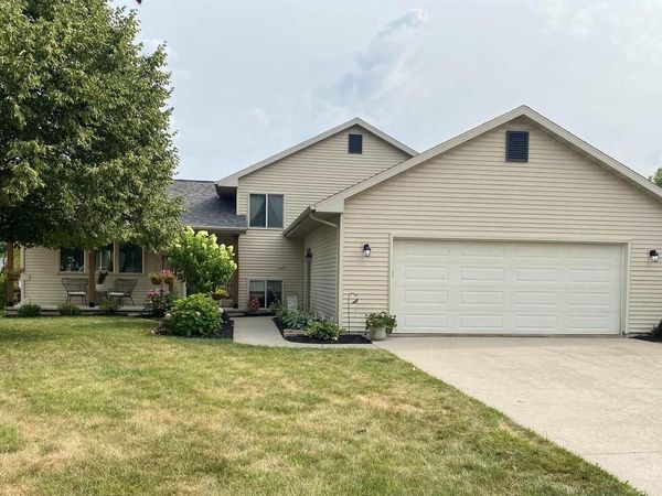 3238 ISAAC LANE, Oshkosh, WI 54902