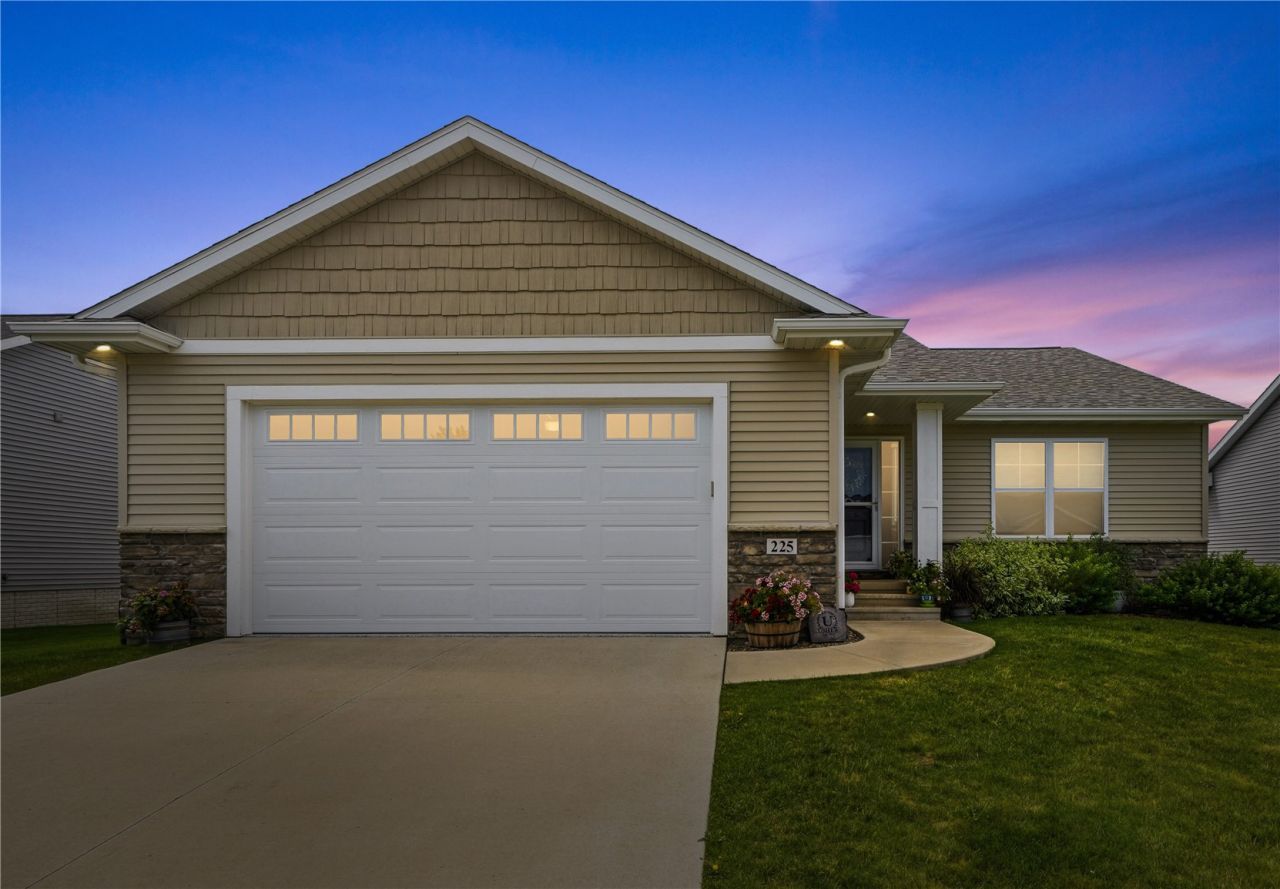 225 Bent Creek Dr , Marion, IA 52302 Main Photo