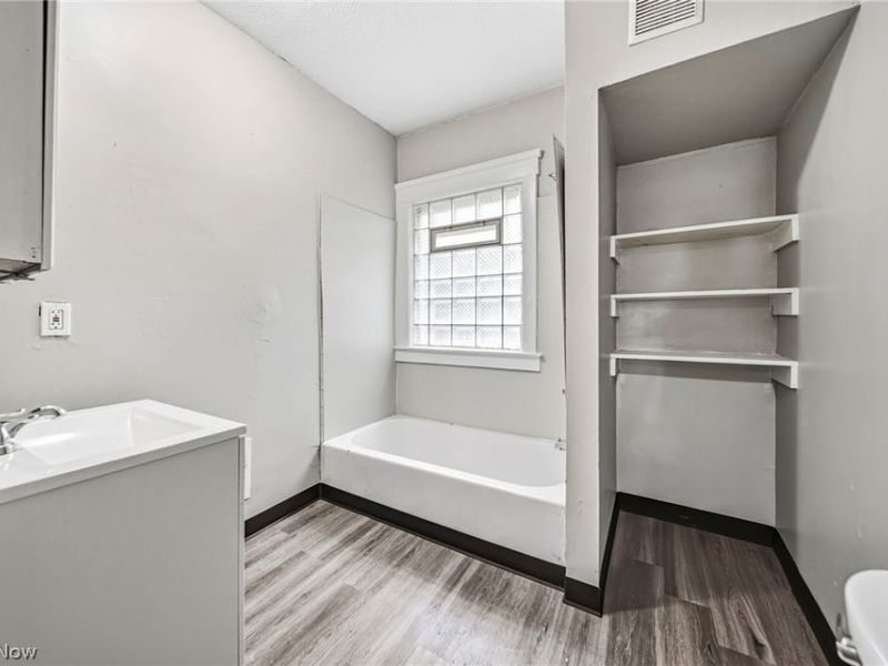 1637 Holyrood Road , Cleveland, OH 44106 Photo 22