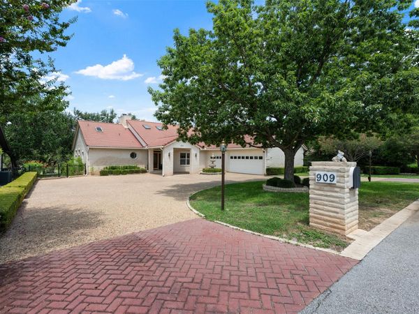 909 Porpoise ST , Austin, TX 78734
