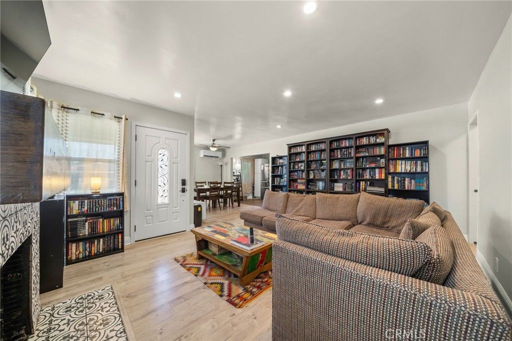 300 E Adams Street E, Long Beach, CA 90805 Main Photo