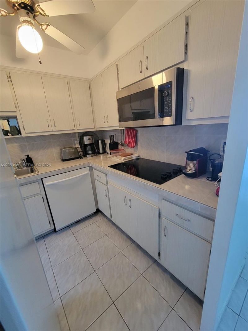 220 Kings Point Dr, Unit 606, Sunny Isles Beach, FL 33160 Photo