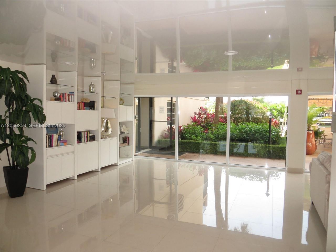 220 Kings Point Dr, Unit 606, Sunny Isles Beach, FL 33160 Photo