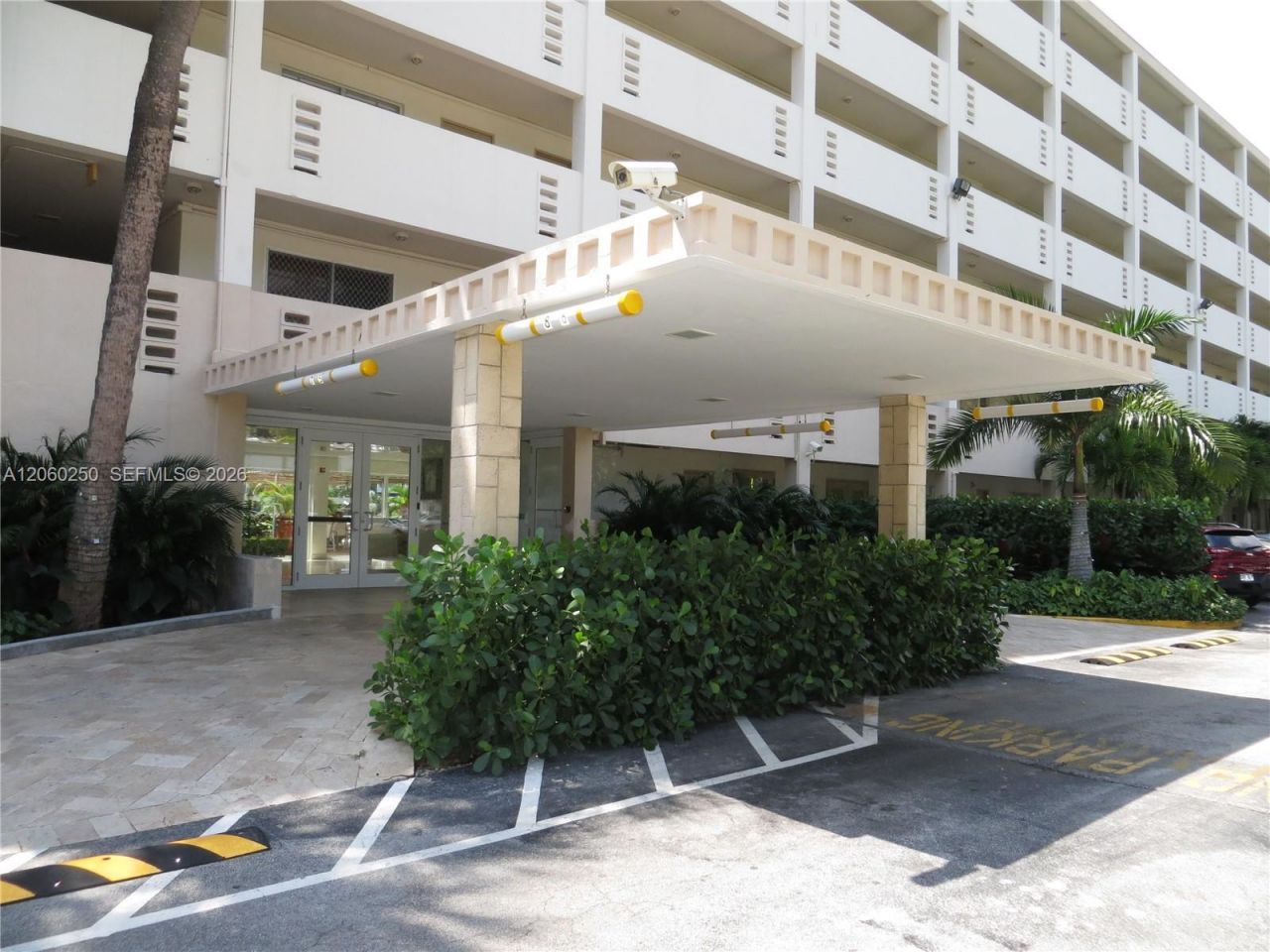 220 Kings Point Dr, Unit 606, Sunny Isles Beach, FL 33160 Photo