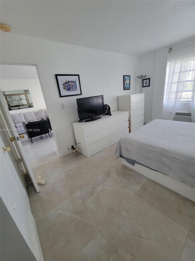 220 Kings Point Dr, Unit 606, Sunny Isles Beach, FL 33160 Photo