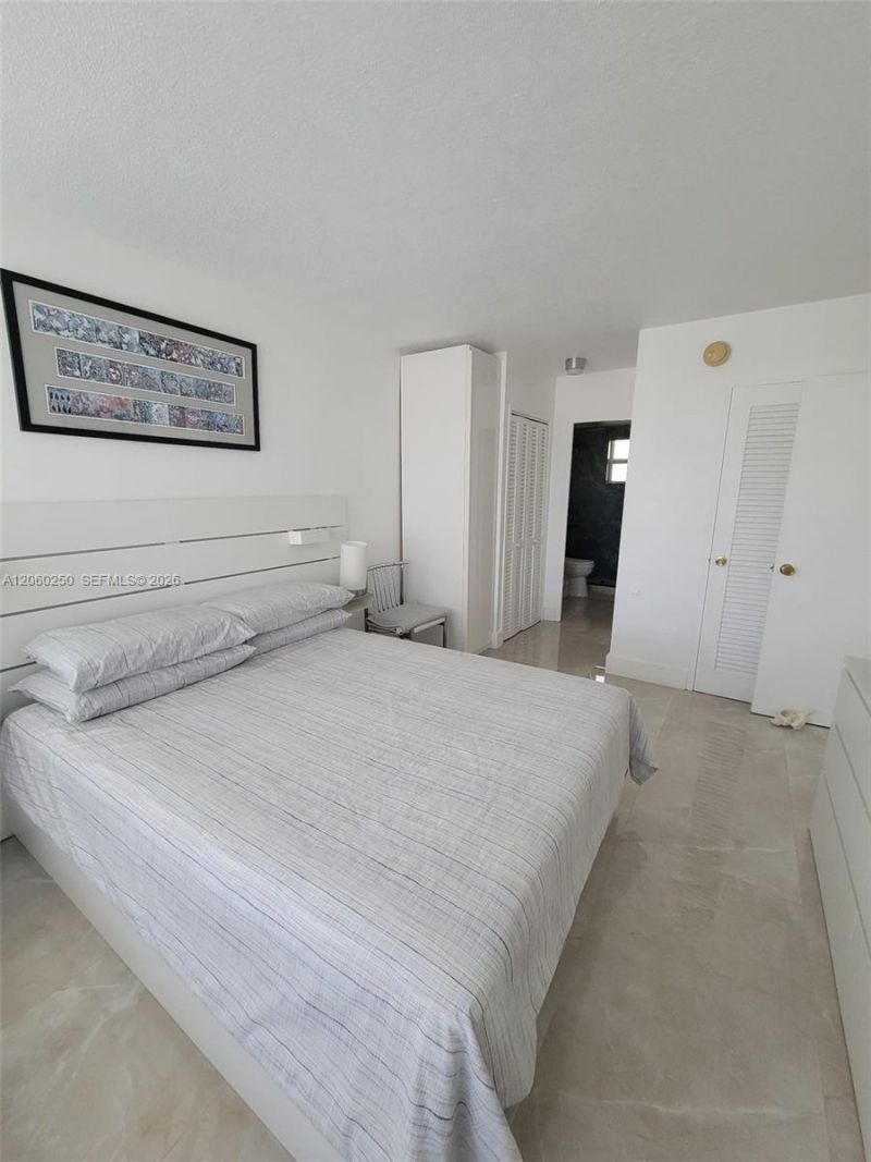220 Kings Point Dr, Unit 606, Sunny Isles Beach, FL 33160 Photo