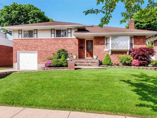110 Leahy Street , Jericho, NY 11753