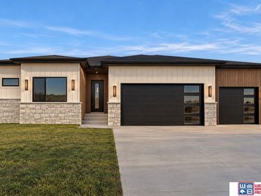 8921 Castle Pine Drive, Lincoln, NE 68516