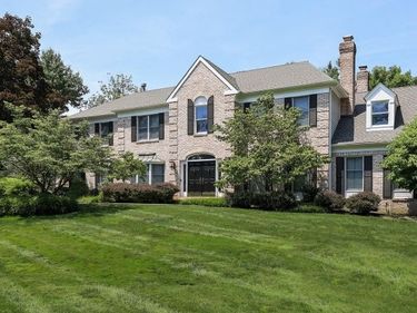 16 Chesterfield Dr, Warren, NJ 07059