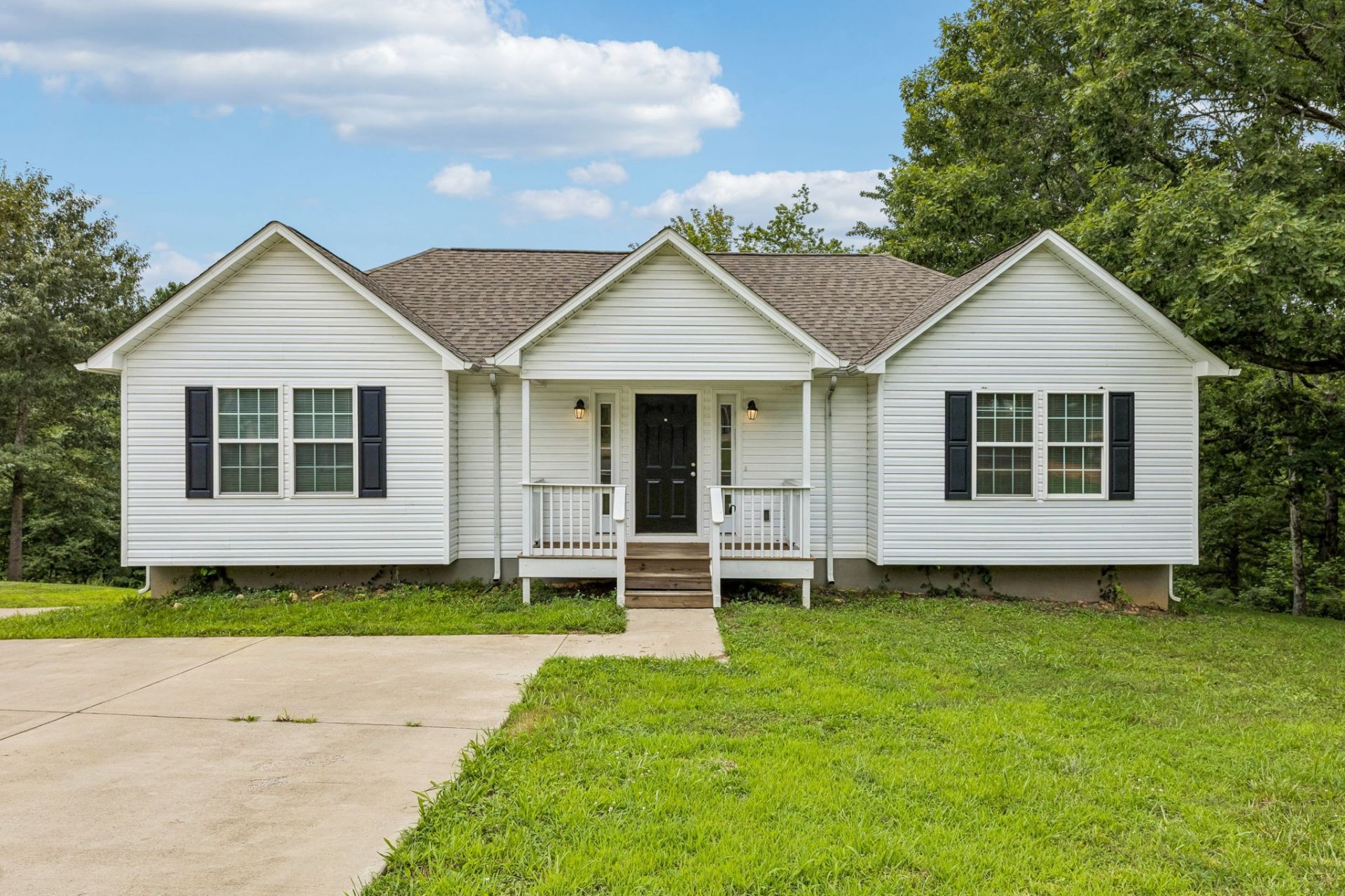 1299 Wesley Ct, Lawrenceburg, TN 38464 Main Photo