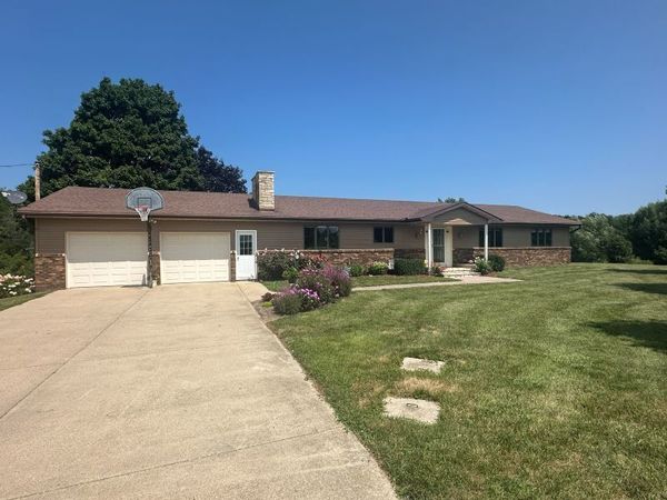 2688 252nd Street , De Witt, IA 52742