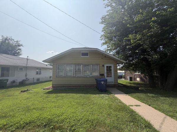 1513 South Bluff Boulevard , Clinton, IA 52732