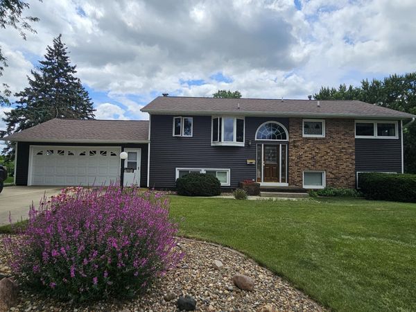 706 7th St SE, Oelwein, IA 50662