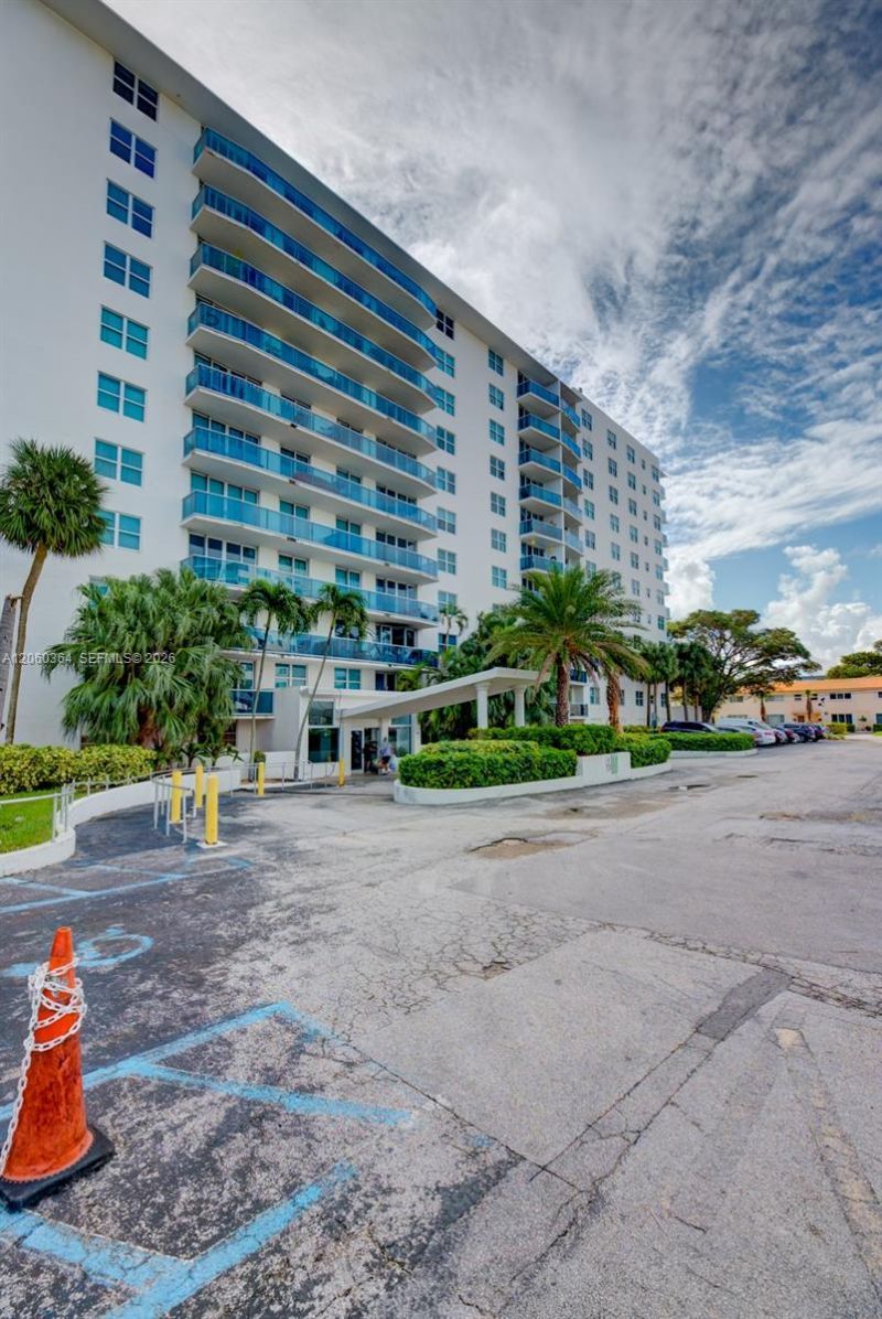 7501 E Treasure Dr, Unit 4K, North Bay Village, FL 33141 Photo