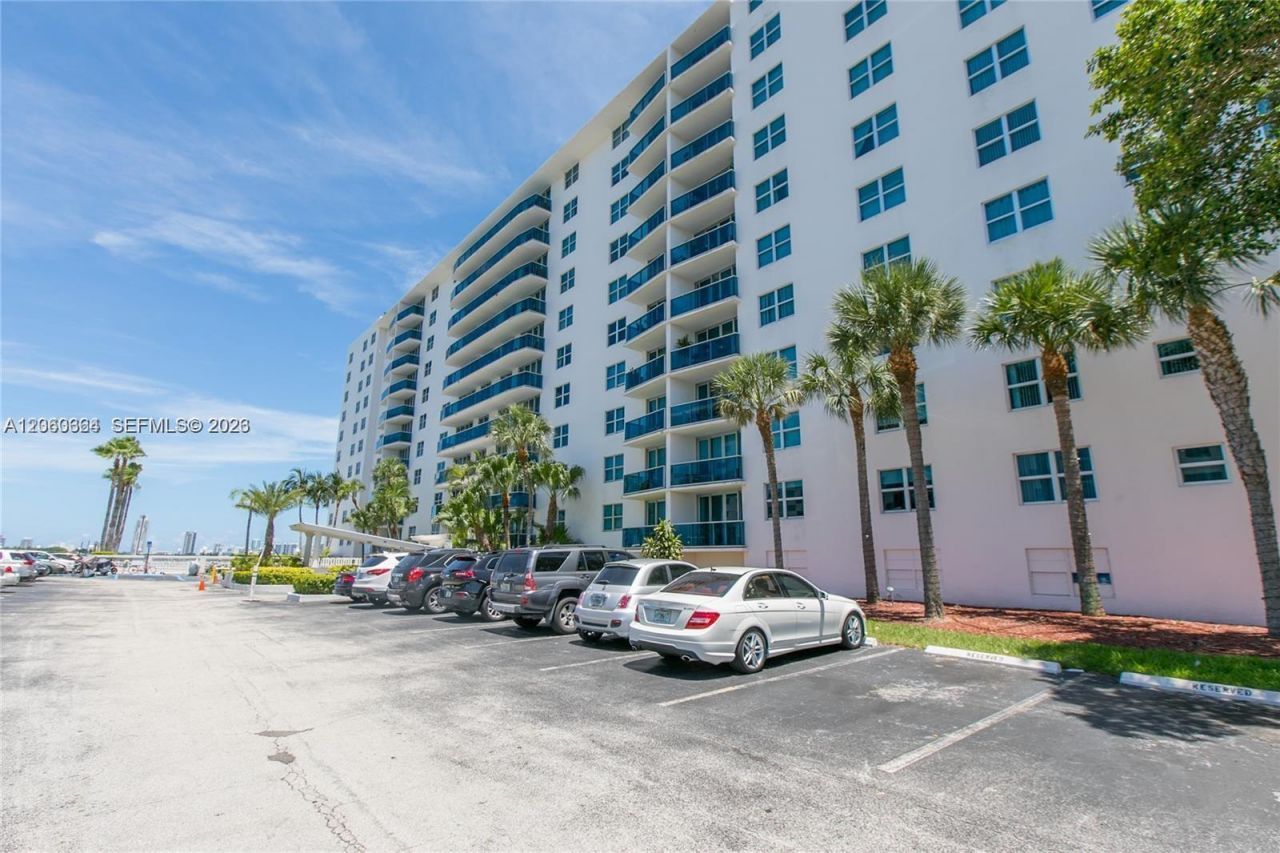 7501 E Treasure Dr, Unit 4K, North Bay Village, FL 33141 Photo