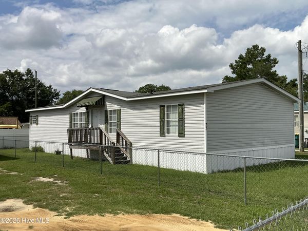 77 Maple Avenue, Elizabethtown, NC 28337