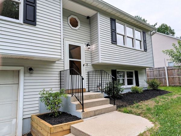 22 Pine Needle Ln, Springfield, MA 01118