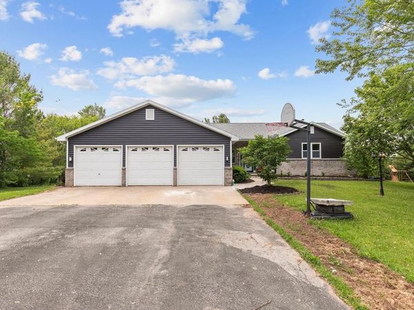 110 HONEYSUCKLE DRIVE, Hortonville, WI 54944