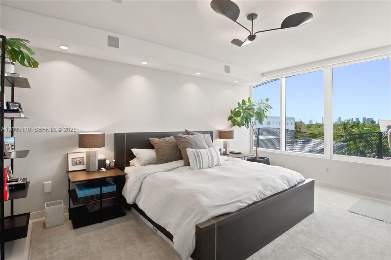 2155 Washington Ct, Unit 504, Miami Beach, FL 33139 Photo