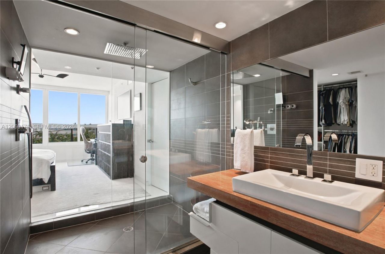 2155 Washington Ct, Unit 504, Miami Beach, FL 33139 Photo