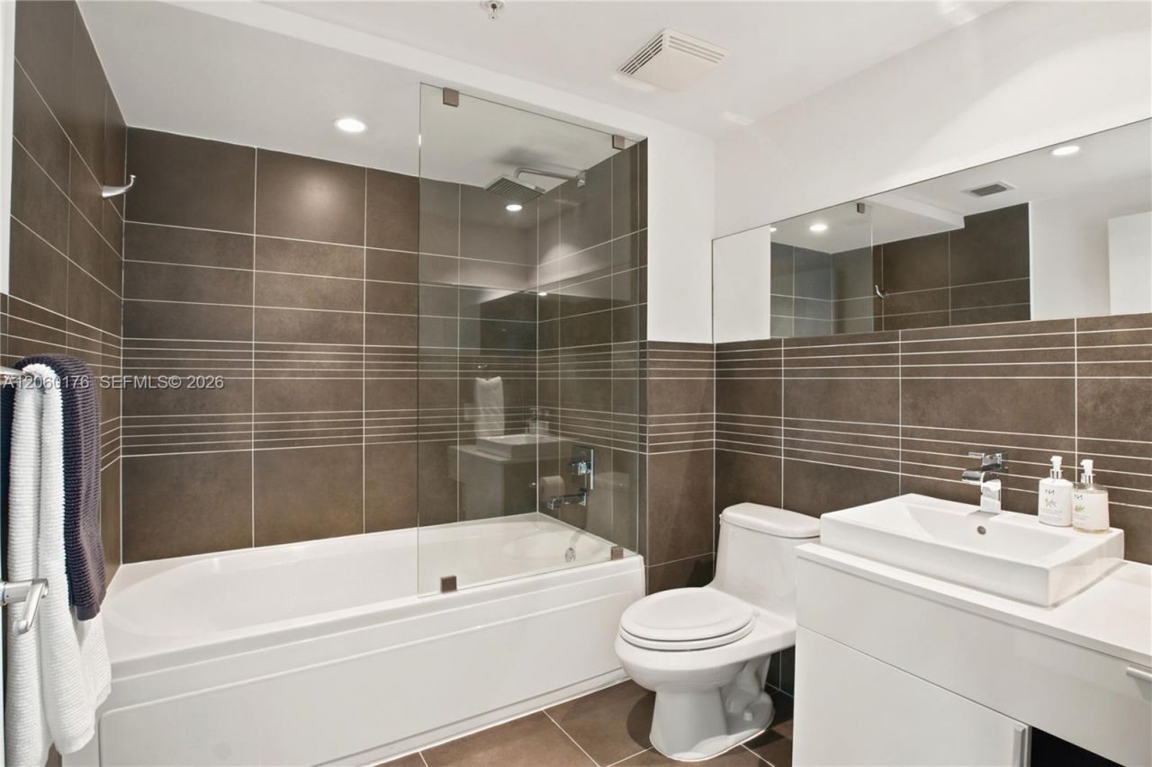 2155 Washington Ct, Unit 504, Miami Beach, FL 33139 Photo