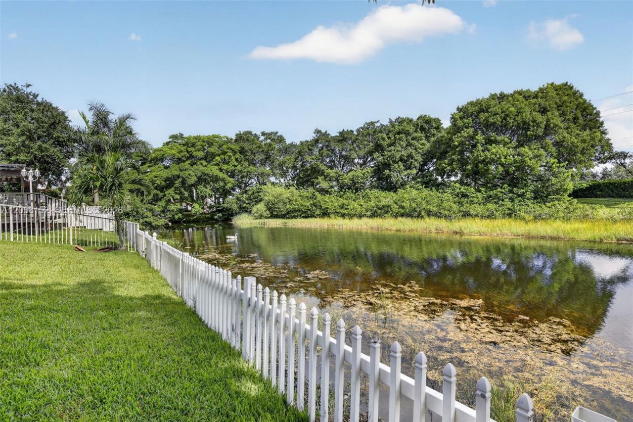 16249 NW 24th St, Pembroke Pines, FL 33028 Photo