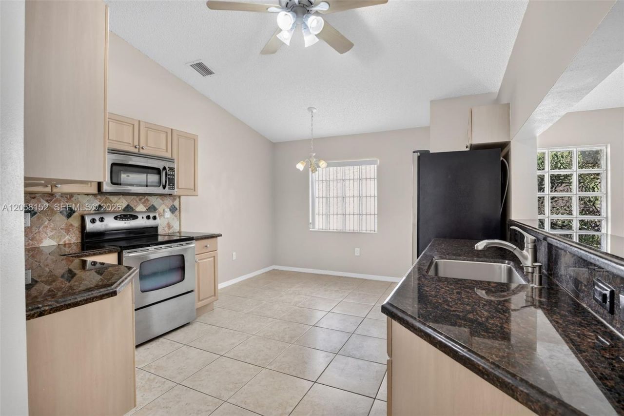 16249 NW 24th St, Pembroke Pines, FL 33028 Photo
