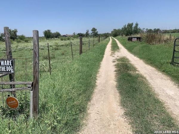 519 E 6714 E, Natalia, TX 78059