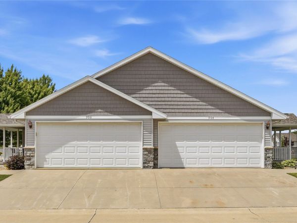 904 Crescent View NE, Cedar Rapids, IA 52402