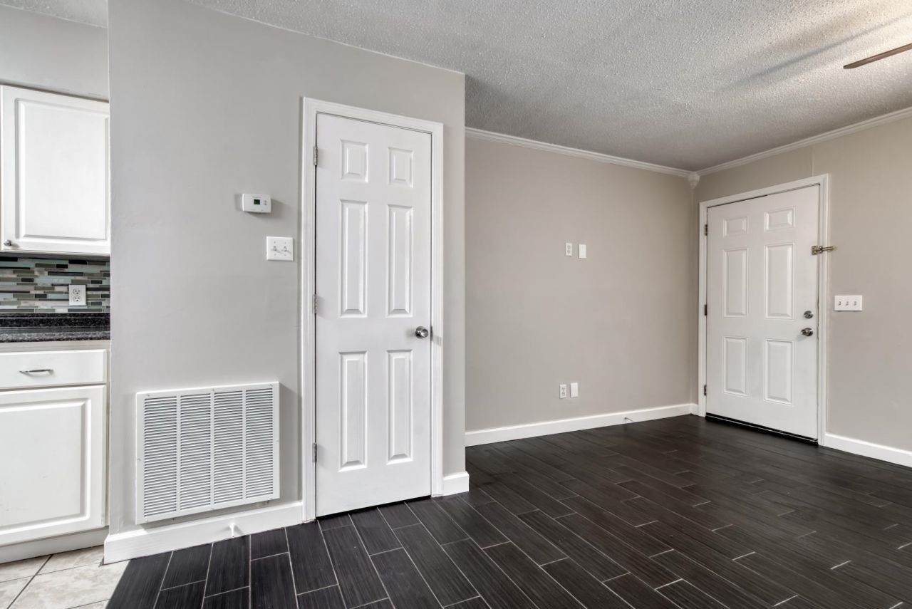 401 Cambridge Circle  Photo 12