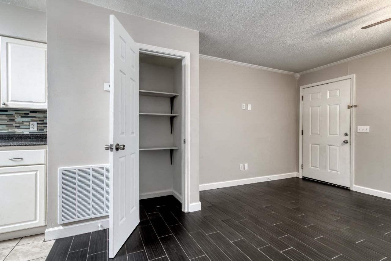 401 Cambridge Circle  Photo 13