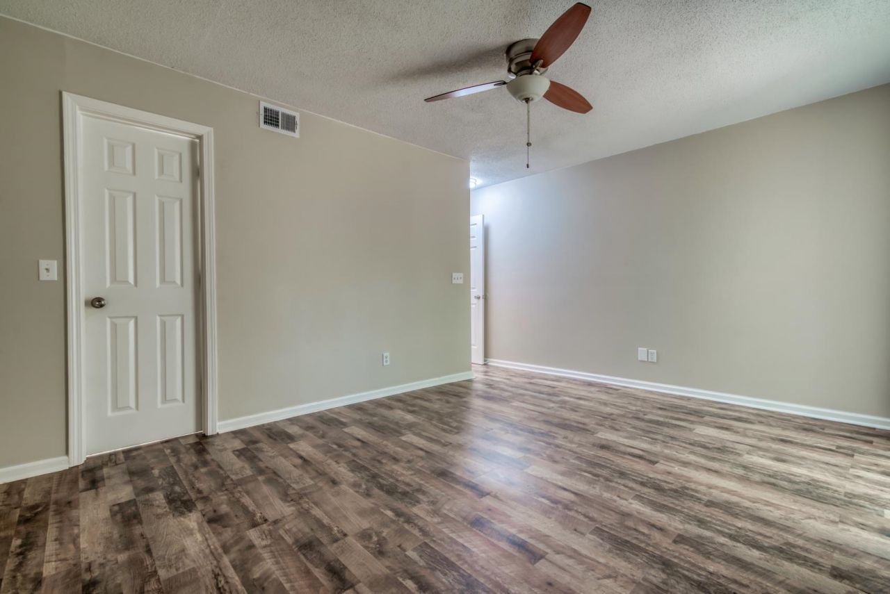 401 Cambridge Circle  Photo 16