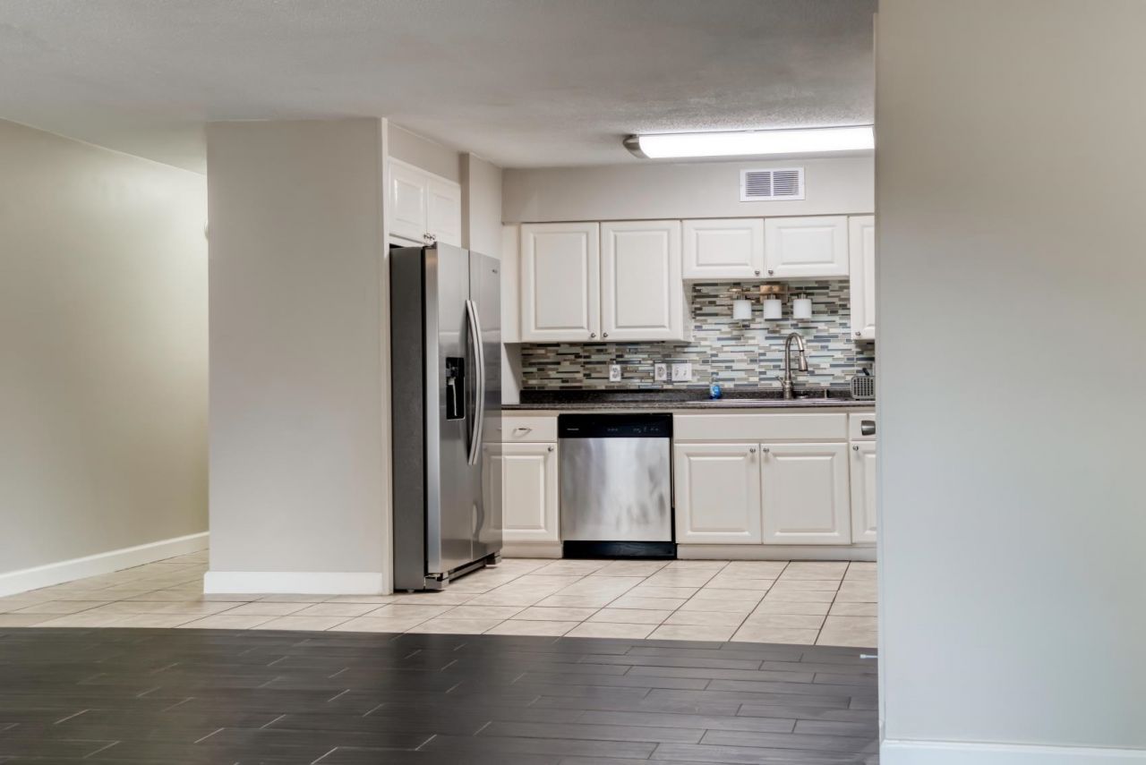 401 Cambridge Circle  Photo 6