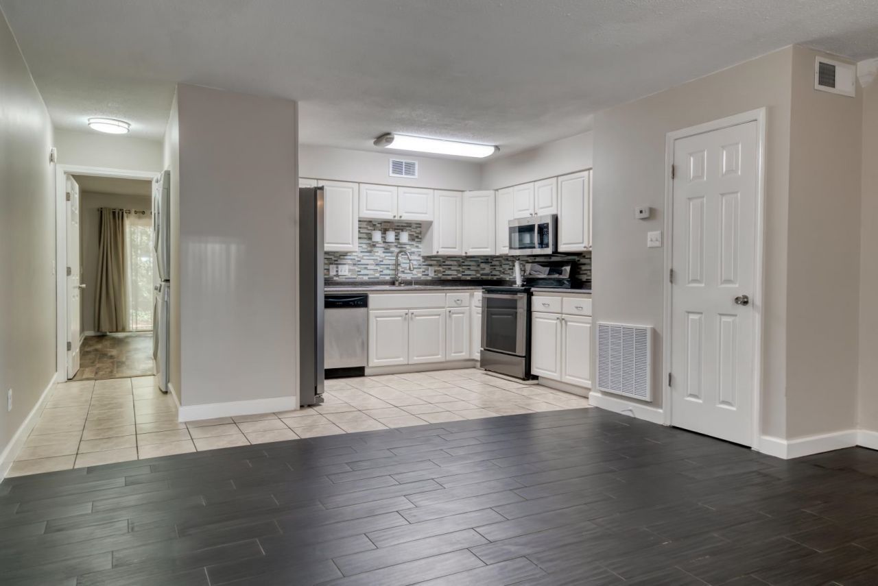 401 Cambridge Circle  Photo 7