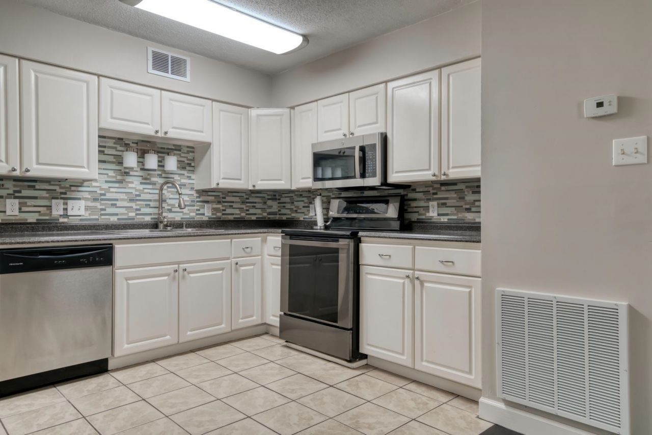 401 Cambridge Circle  Photo 9