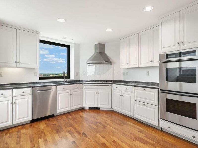 1 Miranova Place, Unit 925, Columbus, OH 43215 Photo 5
