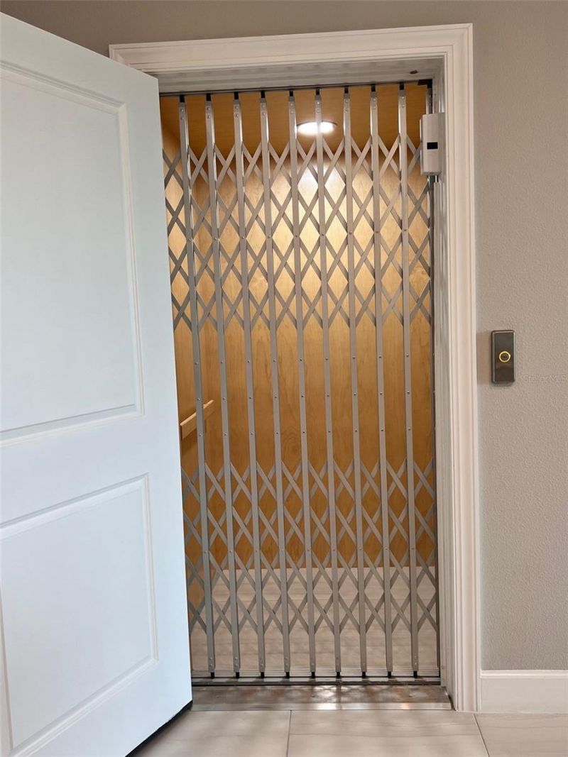 5569 Cannes Circle, Sarasota, FL 34231 Photo