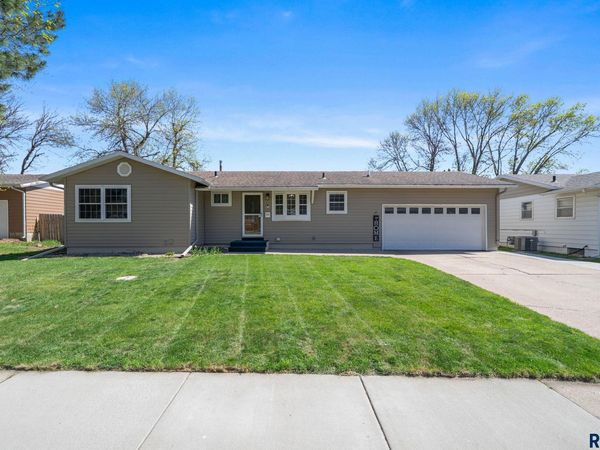 833 E Pam Rd, Sioux Falls, SD 57105