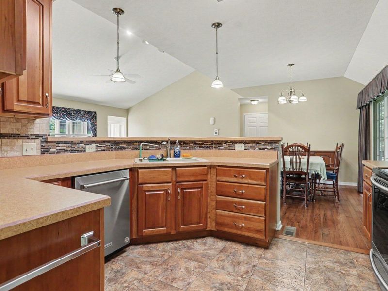 548 Edgehill Circle , Logan, OH 43138 Photo 8